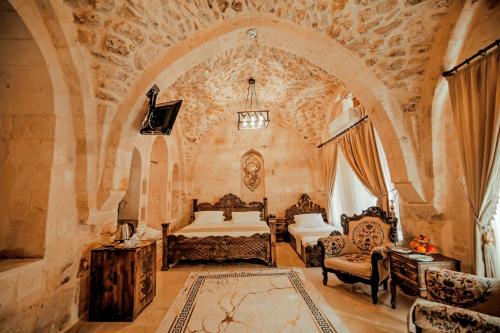 sypialnia z 2 łóżkami w dużym pokoju w obiekcie CARRA KONAĞI w mieście Mardin