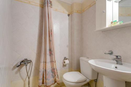 łazienka z toaletą i umywalką w obiekcie Ifigenia Rooms w Chanii