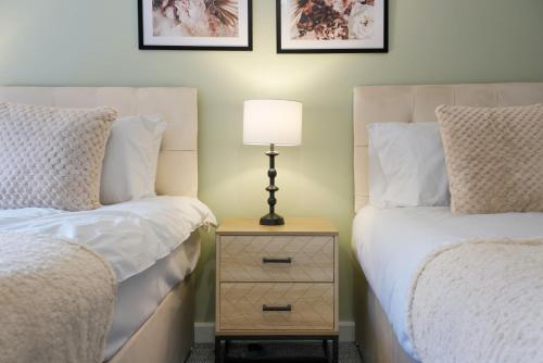 Postel nebo postele na pokoji v ubytování City Centre Apartment with Free Parking, Balcony, Super-Fast Wifi and Smart TV with Netflix by Yoko Property