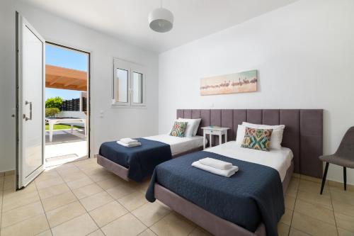 En eller flere senge i et værelse på Villa Melodia, 4 Bedroom Villa with Private Pool