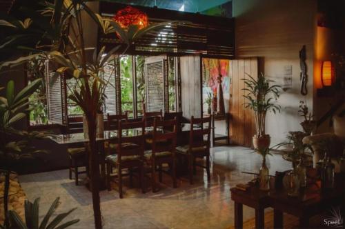 een eetkamer met een tafel en stoelen bij Happy Paradise Hostel in Natal