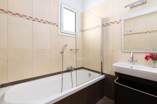 Et badeværelse på Villa Melodia, 4 Bedroom Villa with Private Pool