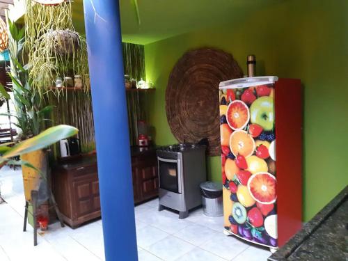 einen farbenfrohen Kühlschrank in einem Zimmer mit Herd in der Unterkunft Happy Paradise Hostel in Natal