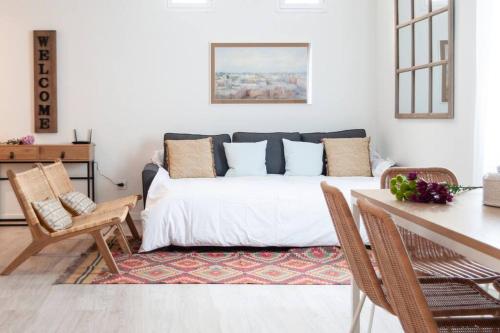 a bedroom with a bed with a table and chairs at Apartamento en Sol centro ciudad in Madrid