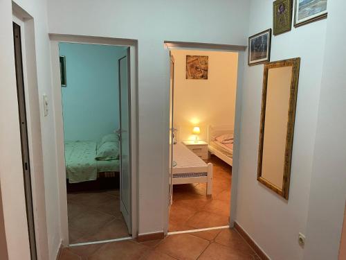 un couloir avec une porte menant à une chambre dans l'établissement Comfortable Villa Oliva, à Čanj
