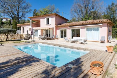 une villa avec piscine devant une maison dans l'établissement Superbe Villa Provençale - Piscine - 3 chambres, à Montauroux