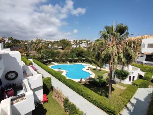 einen Luftblick auf einen Pool in einem Resort in der Unterkunft Full apartment with private pool in Estepona