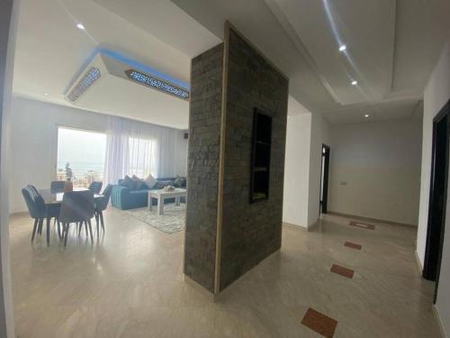 een woonkamer met een stenen pilaar in het midden van een kamer bij Lovely Seaview beachfront Apartment in Agadir