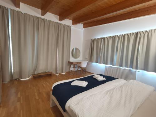 een slaapkamer met een bed met twee handdoeken erop bij BeeHome Apartment in Purkersdorf