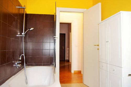 W łazience znajduje się prysznic i wanna. w obiekcie Splendido appartamento a Pagano w Mediolanie
