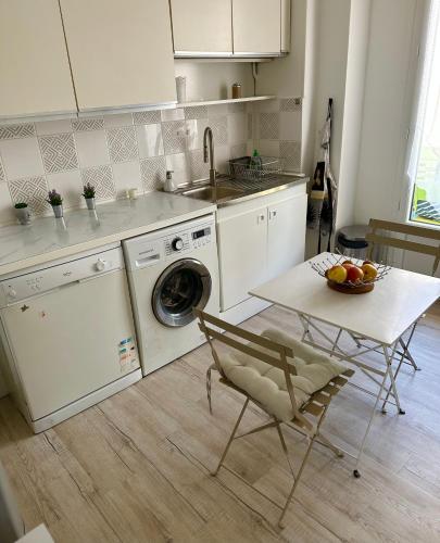 une cuisine avec une machine à laver et une table dans l'établissement Beautiful 2 beds rooms and living room 3 minutes beaches, à Beaulieu-sur-Mer