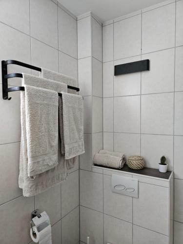 a bathroom with white towels hanging on a wall at Gemütliche Wohnung in ruhigem Wohngebiet in Aschaffenburg