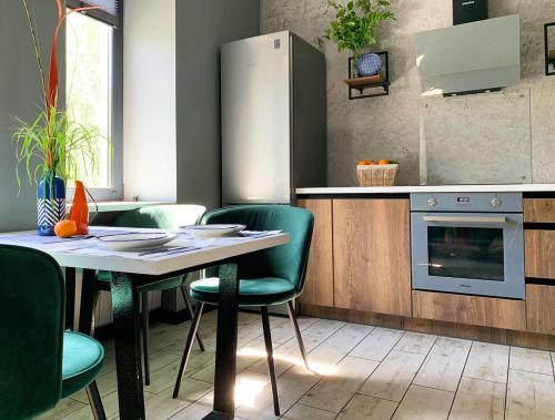 Een keuken of kitchenette bij 3 Rooms VIP Apartment on Metallurgov 5