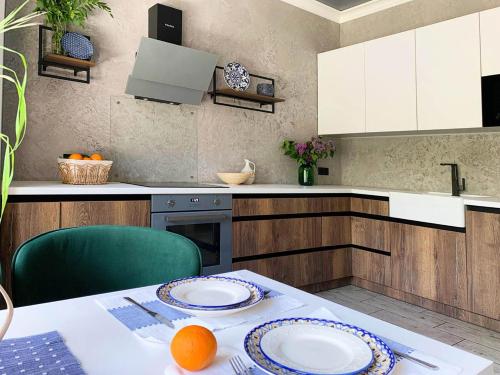 Cuisine ou kitchenette dans l'établissement 3 Rooms VIP Apartment on Metallurgov 5