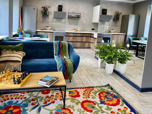 ザポリージャにある3 Rooms VIP Apartment on Metallurgov 5のリビングルーム(青いソファ、テーブル付)