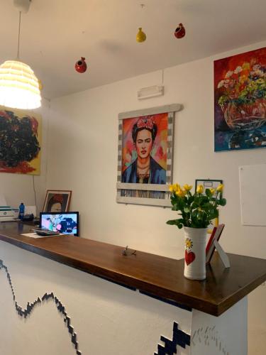 un ufficio con una scrivania e un dipinto sul muro di Hotel Migani a Rimini