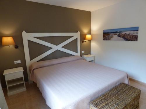 una camera con un grande letto bianco e due lampade di Casa DENNY - Oasis Papagayo a Corralejo