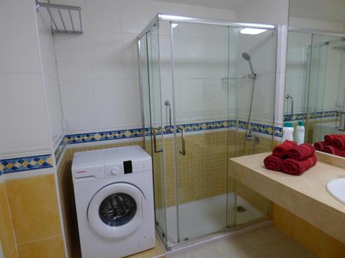 bagno con lavatrice e doccia di Casa DENNY - Oasis Papagayo a Corralejo