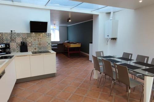 une cuisine et une salle à manger avec une table et des chaises dans l'établissement TOK TOK Ronchin Maison Proche toutes commodités Lille, à Ronchin