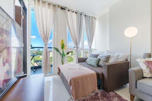 - un salon avec un canapé et une fenêtre dans l'établissement Mactan Newtown - 1BR Stunning Ocean View and City View, à Mactan