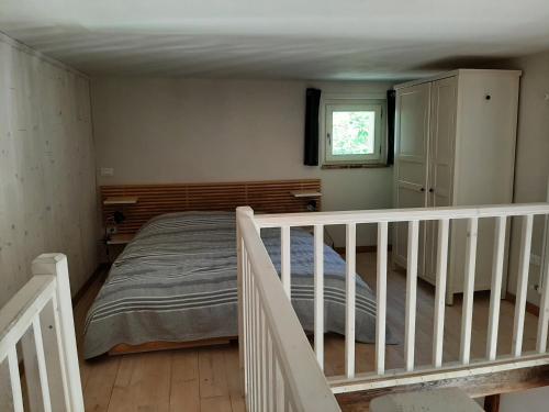 een kleine slaapkamer met een bed en een trap bij Contrada Bolla 2 in Finale Ligure