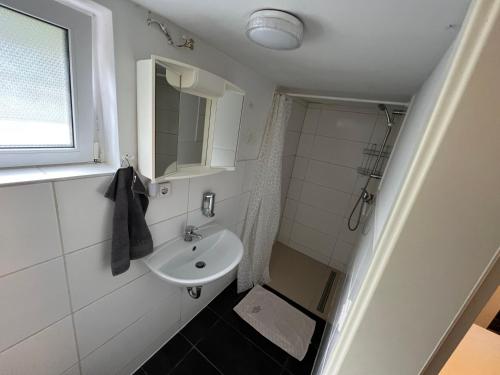La petite salle de bains est pourvue d'un lavabo et d'un miroir. dans l'établissement 1 Room, à Hanovre
