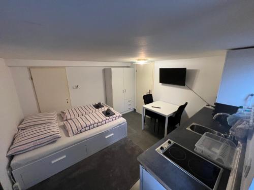 Zimmer mit einem Bett und einer Küche mit einem Tisch in der Unterkunft 1 Room in Hannover