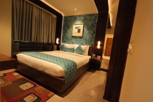 Una cama o camas en una habitación de Regenta Orkos Kolkata by Royal Orchid Hotels Limited