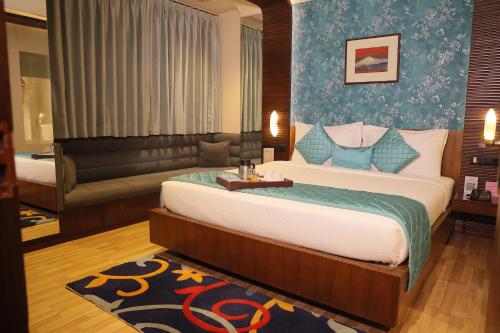 Una cama o camas en una habitación de Regenta Orkos Kolkata by Royal Orchid Hotels Limited