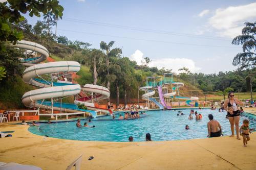 een groep mensen in een zwembad bij een waterpark bij West Water Park in Santo Antônio do Pinhal