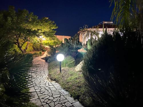 una luz de la calle en un jardín por la noche en Villa Eugenia in Campomarino di Maruggio, Puglia - casa vacanze, en Campomarino
