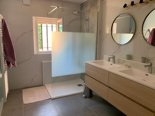 une salle de bain avec un lavabo et un miroir dans l'établissement Charming Bastide in Provence, à Saint-Cannat