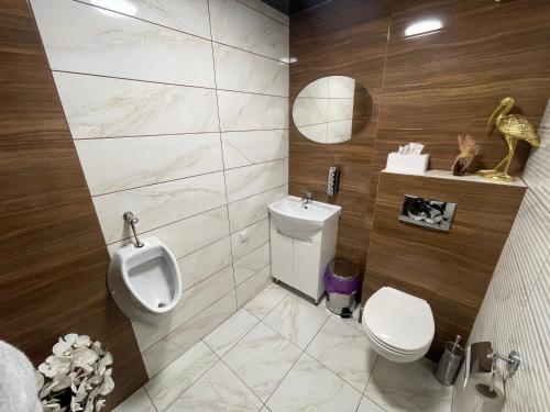 een badkamer met een toilet, een urinoir en een wastafel bij Grunok (Adults only) in Pilipets