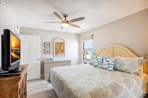 Schlafzimmer mit einem Bett und einem Deckenventilator in der Unterkunft Emerald Isle 604 in St Pete Beach
