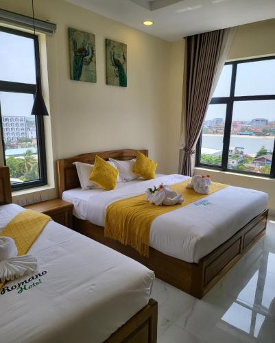 1 dormitorio con 2 camas con animales de peluche en Romano Hotel en Kampot