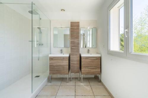 une salle de bain avec deux lavabos et une douche en verre dans l'établissement Just in Cap Canaille, à Cassis