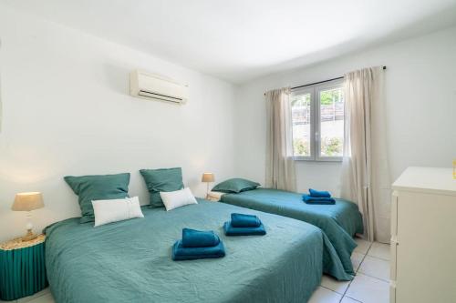 - 2 lits dans une chambre avec des oreillers bleus dans l'établissement Just in Cap Canaille, à Cassis