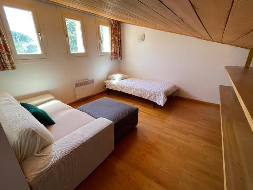 un salon avec un canapé et une table dans l'établissement Charming Bastide in Provence, à Saint-Cannat