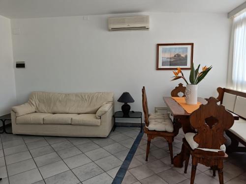 sala de estar con sofá y mesa en Attico al Centro, en Cefalú