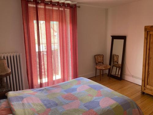 Schlafzimmer mit einem Bett und einem Fenster in der Unterkunft La Maison D'Eugène in Guebwiller