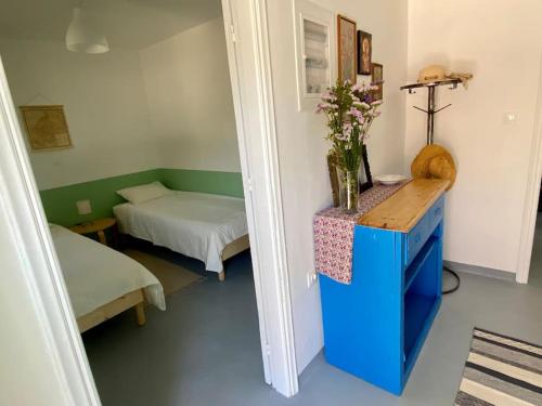um quarto com uma cama e uma mesa com flores em Anastasia, downtown village house em Amaliada