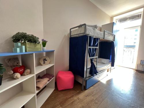 a room with a bunk bed in a room at Hostel on Universytet in Kyiv