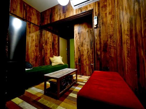 a living room with a green couch and a table at Villa Sacra in Kamakura