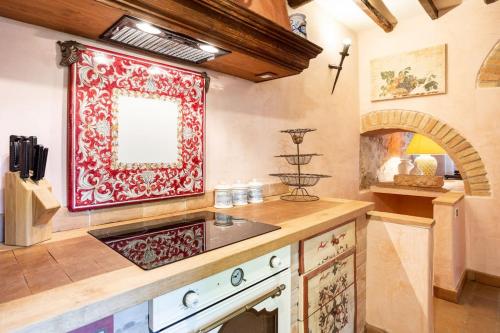 una cocina con una alfombra roja en la pared en Charming Castle, en Monte lʼAgello