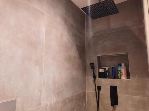 uma casa de banho com um chuveiro. em Studio in Eindhoven em Eindhoven