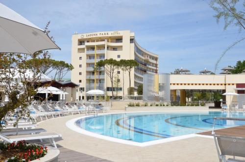 比比翁的住宿－Laguna Park Hotel 4Superior，一座带椅子的酒店游泳池以及一座建筑