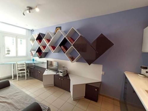 eine Küche mit Regalen an der Wand mit Büchern in der Unterkunft Takis house in Rafina