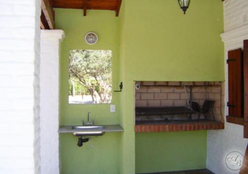 梅洛的住宿－Aldea Blanca，绿色的厨房设有水槽和窗户