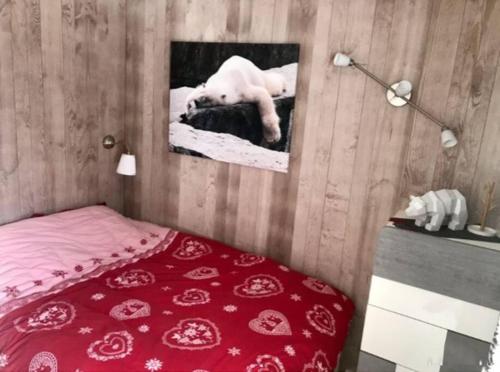 - une chambre avec un lit rouge et une photo sur le mur dans l'établissement Arc1800 - T2 rénové - 4 pers - Les Villards - Rés Grand Arbois, à Arc 1800