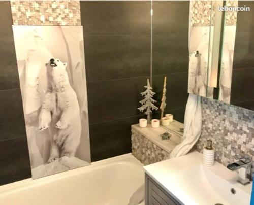 une salle de bain avec un ours polaire sur la baignoire dans l'établissement Arc1800 - T2 rénové - 4 pers - Les Villards - Rés Grand Arbois, à Arc 1800